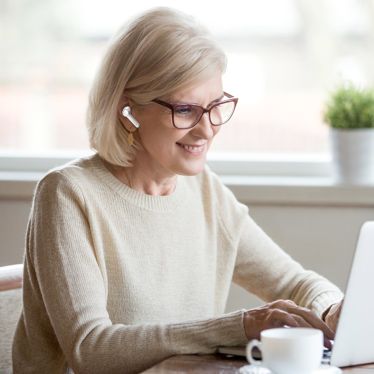 Cearvol Diamond X1: Best OTC Hearing Aids with Bluetooth - White (scene2)